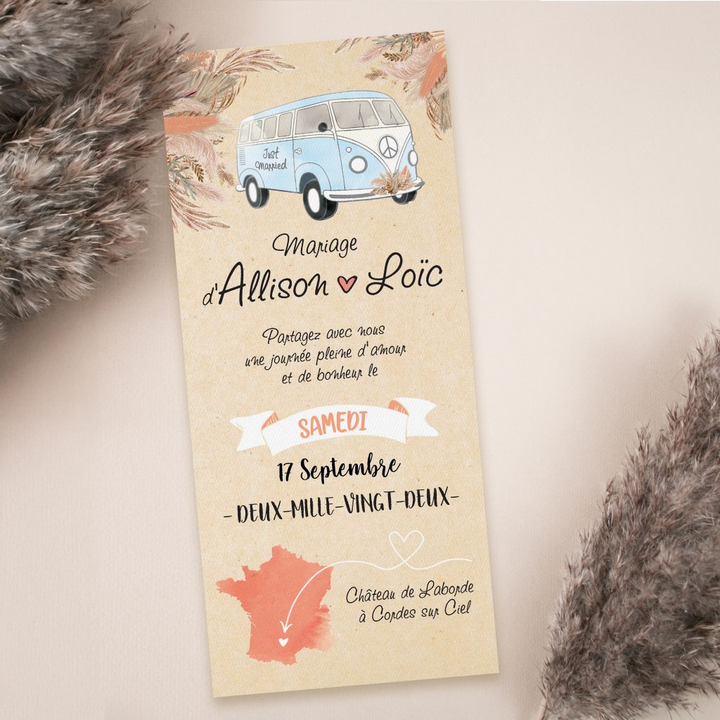 Faire-part de mariage style bohème avec illustration d'un Combi VW bleu et fleurs séchées, création de papeterie événementielle sur mesure par Well Com Studio Graphique à Albi.