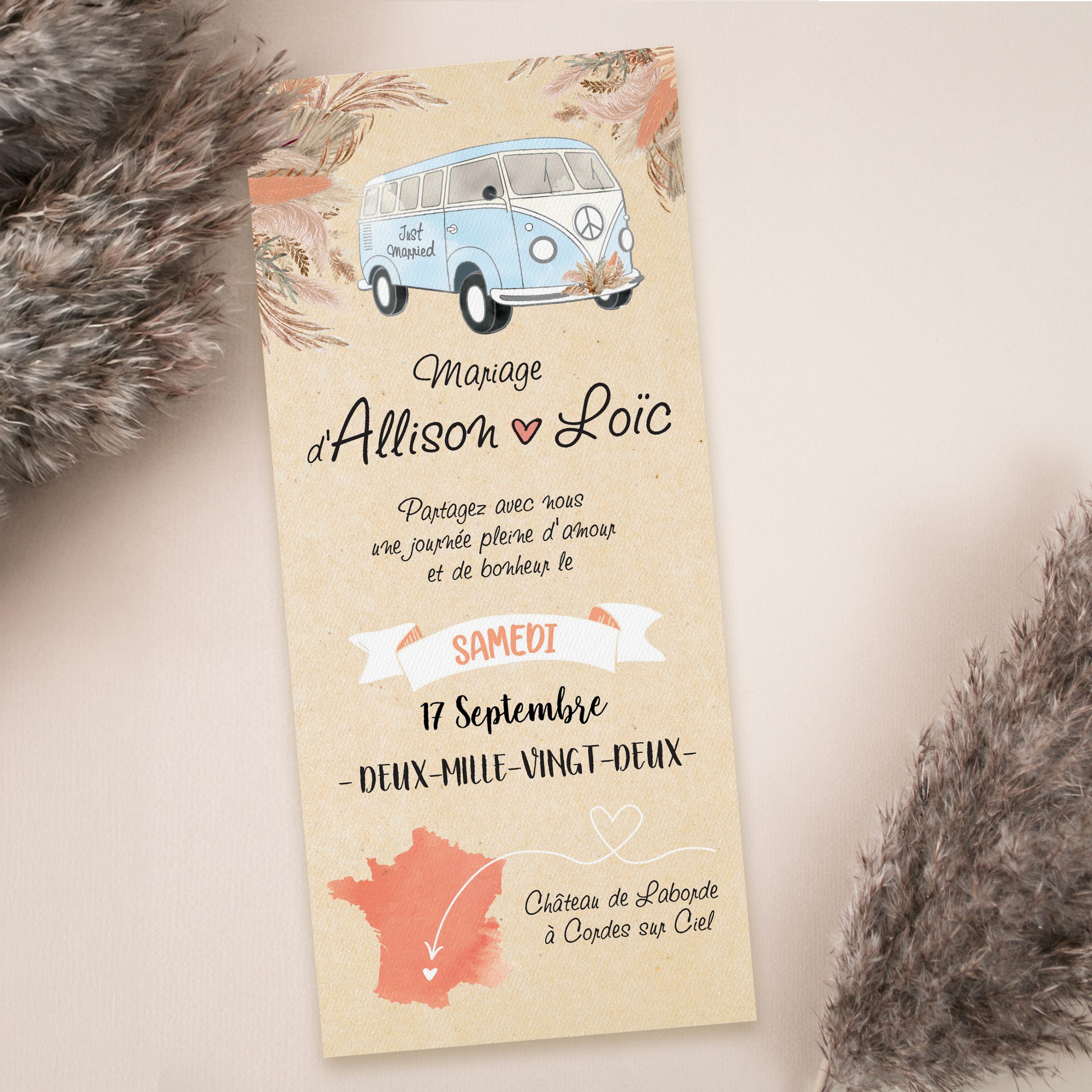 Faire-part de mariage style bohème avec illustration d'un Combi VW bleu et fleurs séchées, création de papeterie événementielle sur mesure par Well Com Studio Graphique à Albi.