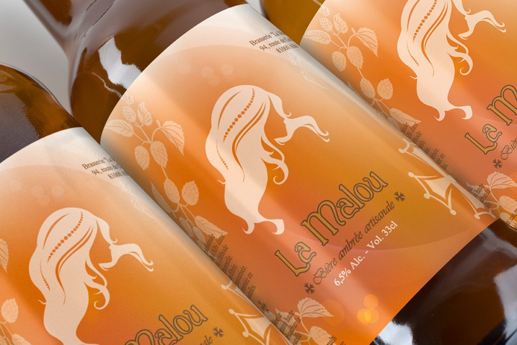 Bouteilles de bière ambrée "La Malou" avec étiquettes illustrées (silhouette féminine et houblon), création de packaging et identité visuelle pour brasserie artisanale par Well Com Studio Graphique à Albi.
