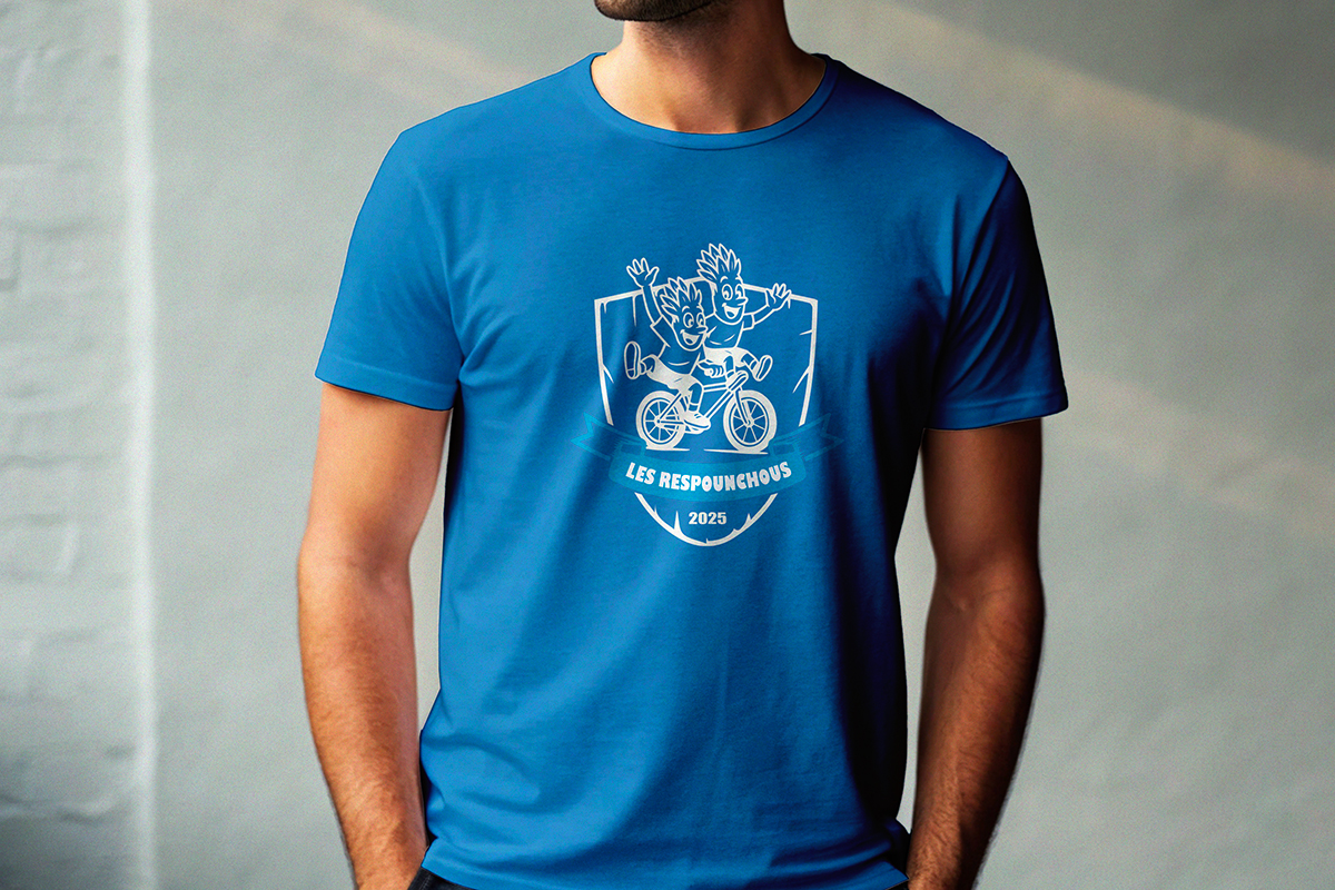 T-shirt bleu technique personnalisé avec le logo blanc Les Respounchous pour l'Ekiden 2025, flocage textile et identité visuelle sportive par Well Com Studio Graphique à Albi.