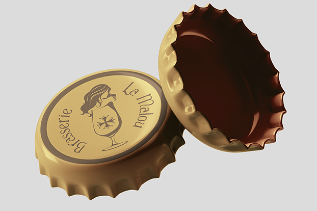 Capsules de bière dorées personnalisées avec le logo de la Brasserie La Malou (silhouette et croix occitane), création de packaging pour brasseur artisanal par Well Com Studio Graphique à Albi.