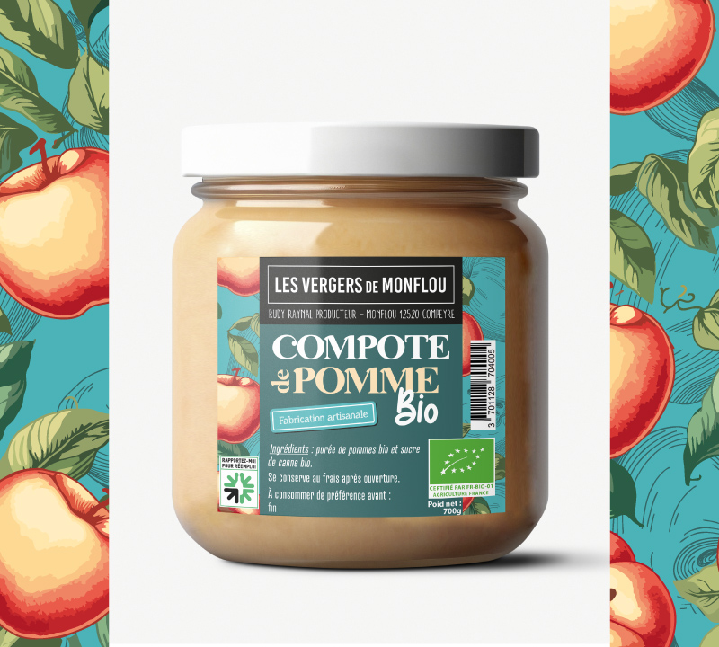 Pot en verre de Compote de Pomme Bio "Les Vergers de Monflou" avec étiquette illustrée bleue et verte, création de packaging alimentaire artisanal par Well Com Studio Graphique à Albi.