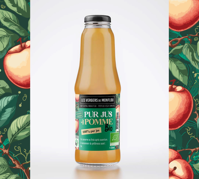 Bouteille de Pur Jus de Pomme Bio "Les Vergers de Monflou" avec étiquette verte et noire, création de packaging alimentaire et étiquette produit par Well Com Studio Graphique à Albi.