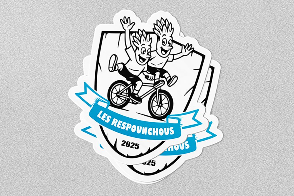Pile de stickers avec le logo mascotte Les Respounchous (personnages sur un vélo), création d'illustration et goodies pour l'Ekiden Albi 2025 par Well Com Studio Graphique à Albi.