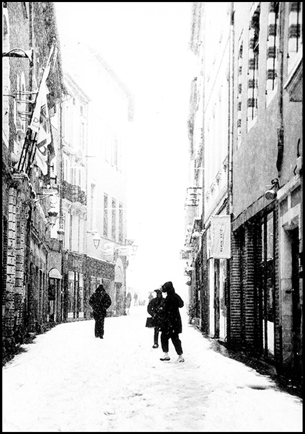 Rue piétonne commerçante du centre-ville d'Albi sous la neige, photographie argentique noir et blanc avec passants, par Well Com Studio Graphique à Albi.