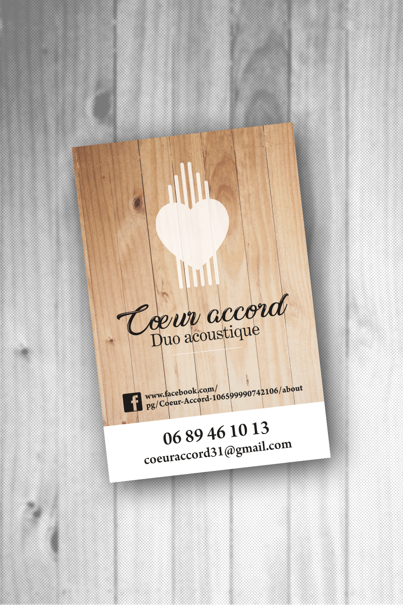 Carte de visite pour le duo acoustique "Cœur Accord" : logo épuré mixant un cœur et des cordes de guitare, sur un fond effet bois chaleureux. Création graphique par Well Com Studio Graphique à Albi.