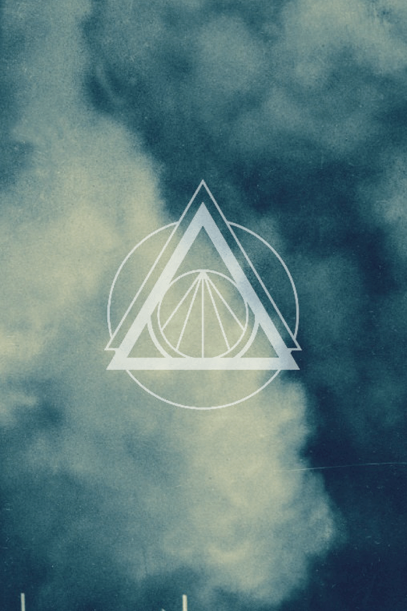 Logo géométrique abstrait pour le groupe nnord : triangle et cercle entrelacés sur un fond bleu texturé (effet nuageux ou cyanotype). Identité visuelle minimaliste et atmosphérique par Well Com Studio Graphique à Albi.