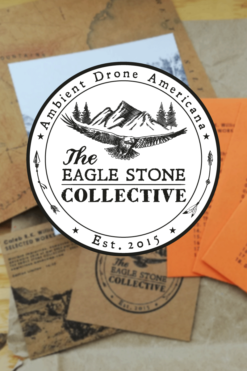 Logo circulaire style gravure vintage pour le groupe The Eagle Stone Collective : aigle en vol au-dessus de montagnes et sapins, avec mention "Ambient Drone Americana Est. 2015". Identité visuelle par Well Com Studio Graphique à Albi.