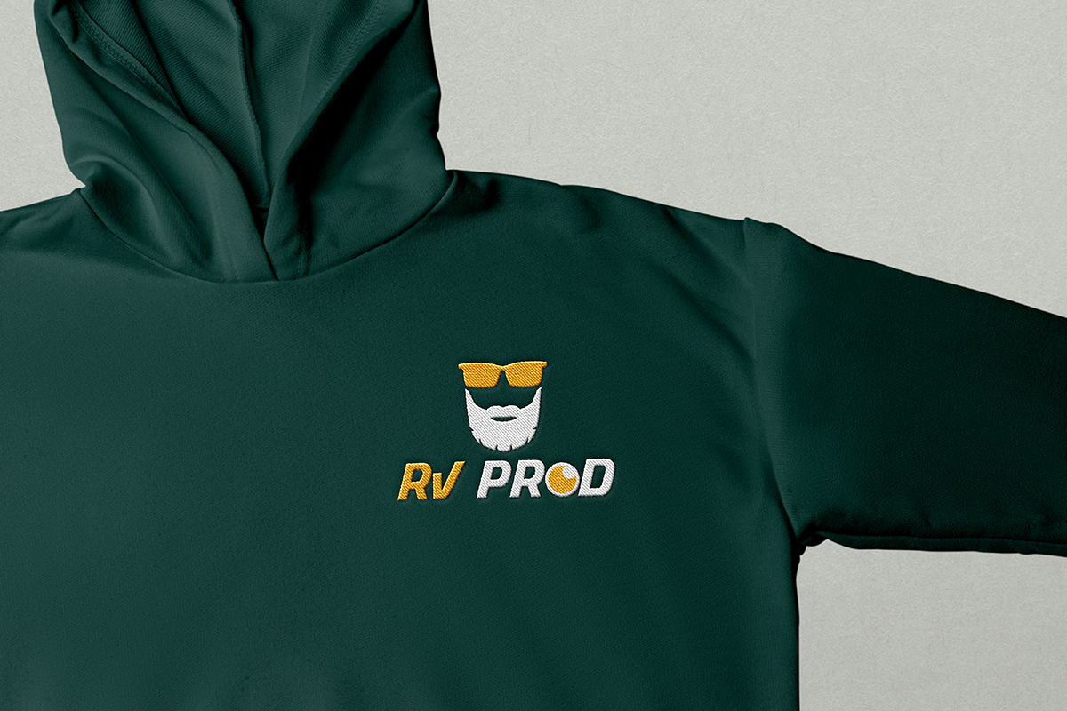 Broderie du logo RV PROD sur un sweat à capuche vert foncé, personnalisation de vêtements professionnels et branding par Well Com Studio graphique à Albi.