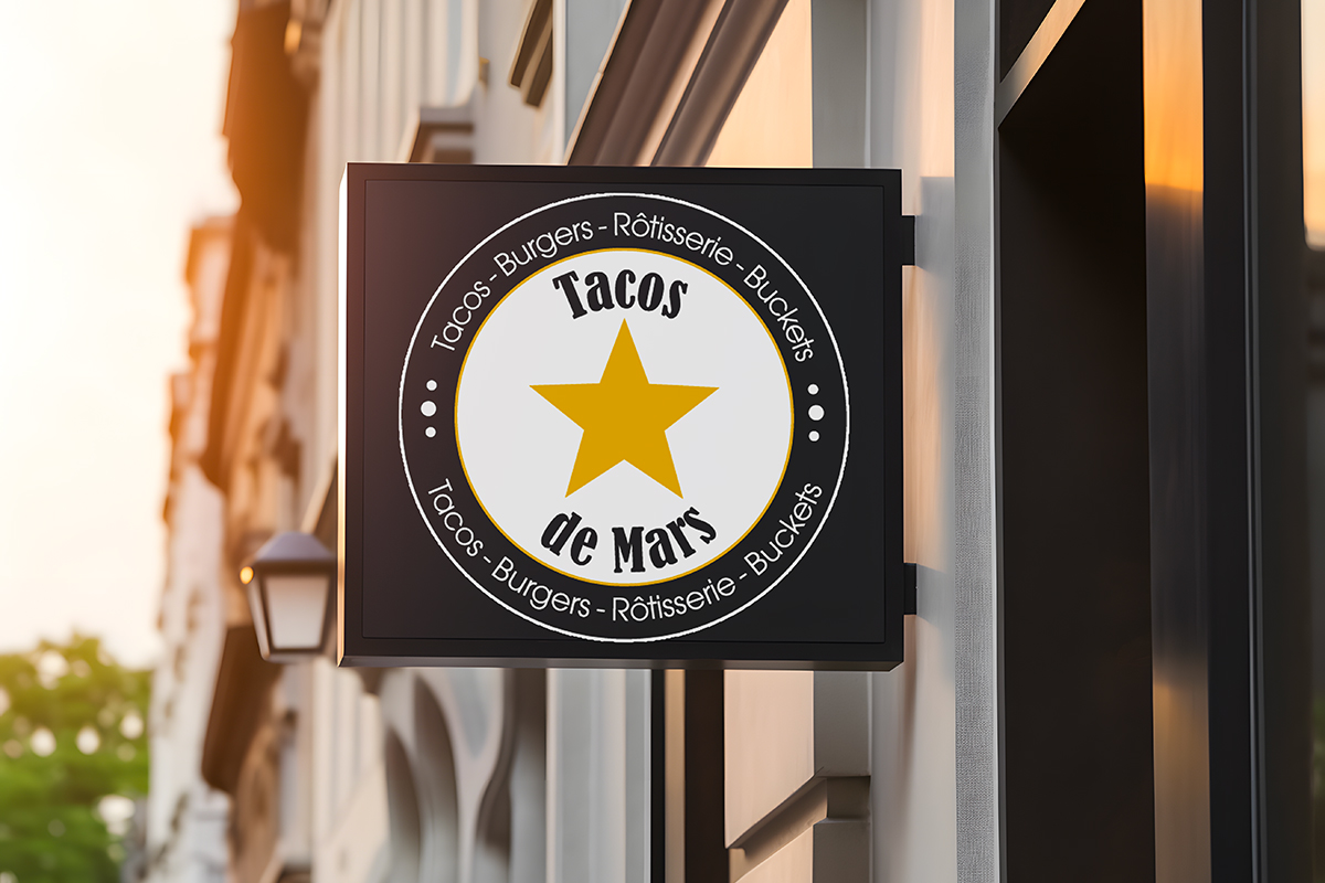 Enseigne drapeau extérieure carrée affichant le logo Tacos de Mars, conception de signalétique et branding par Well Com Studio graphique à Albi.