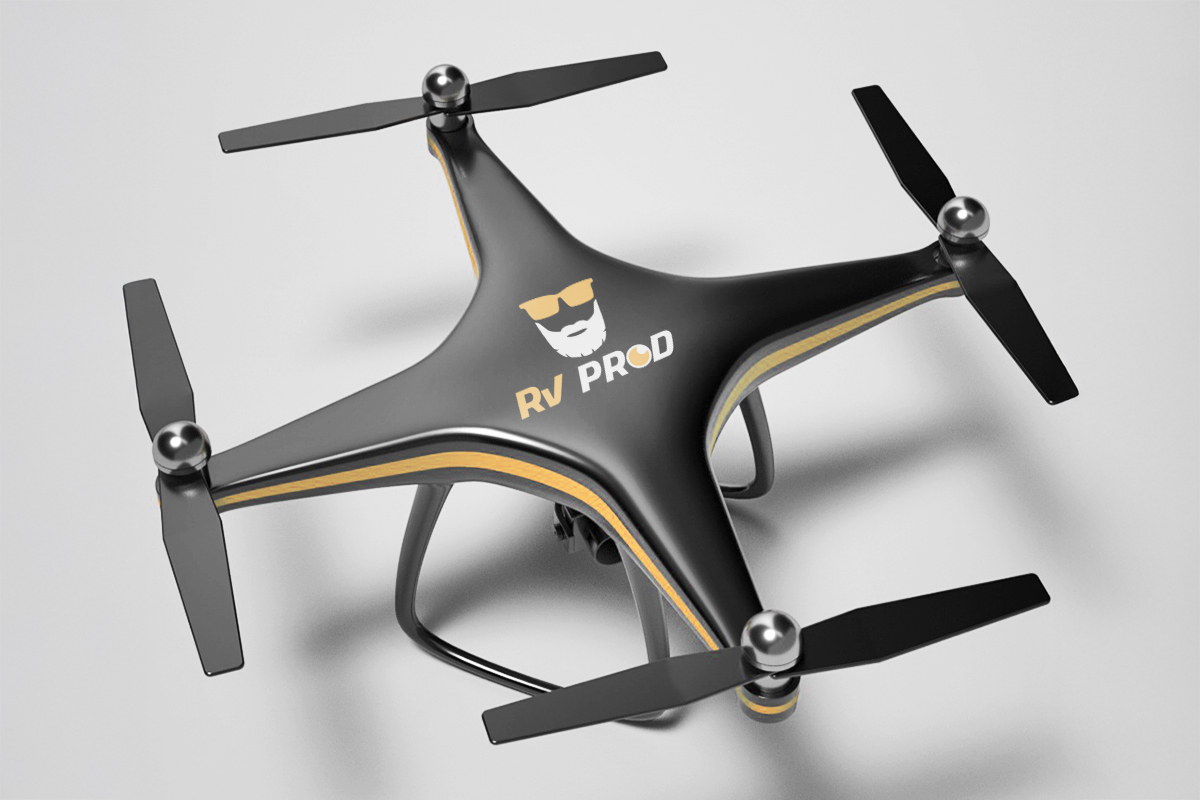 Drone noir personnalisé avec le logo RV PROD sur le carénage, création d'identité visuelle pour vidéaste et pilote de drone par Well Com Studio graphique à Albi.